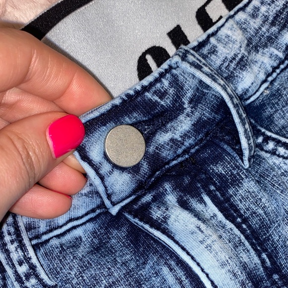 Chic Blue Denim Pencil Skirt - Picture 5 of 12